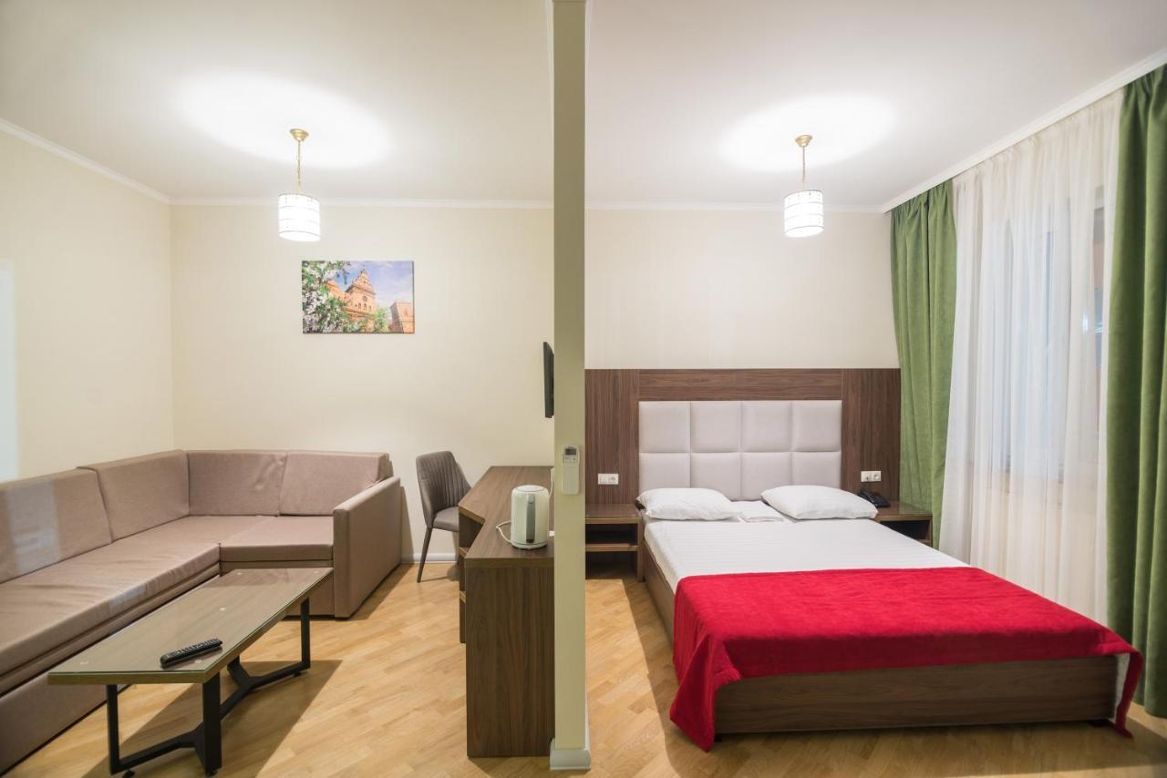 Pivdenniy Hotel ลวีฟ ภายนอก รูปภาพ